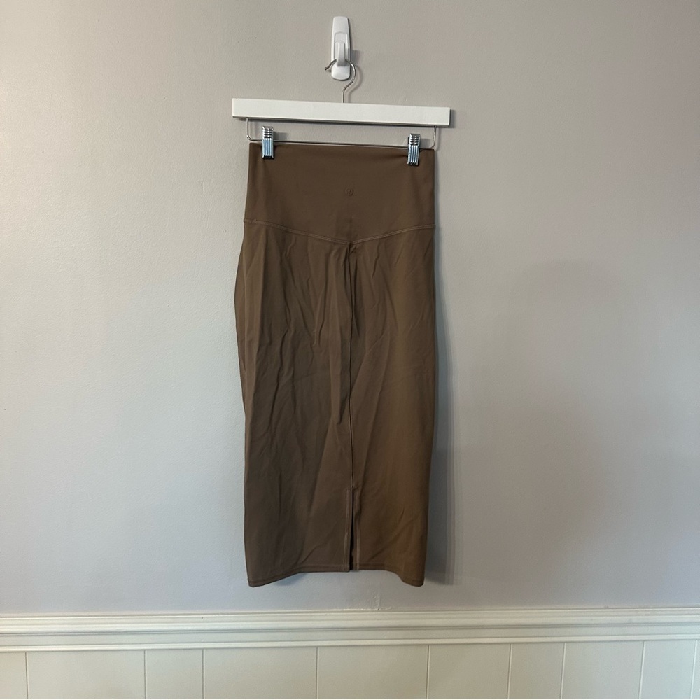 Lululemon Women’s Nulu Slim-Fit HR Skirt in Taupe/Brown with back Slit Sz 6 NWT - Picture 8 of 8